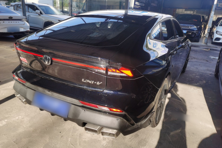 长安UNI-V 2024款 1.5T 尊贵运动型车身外观7