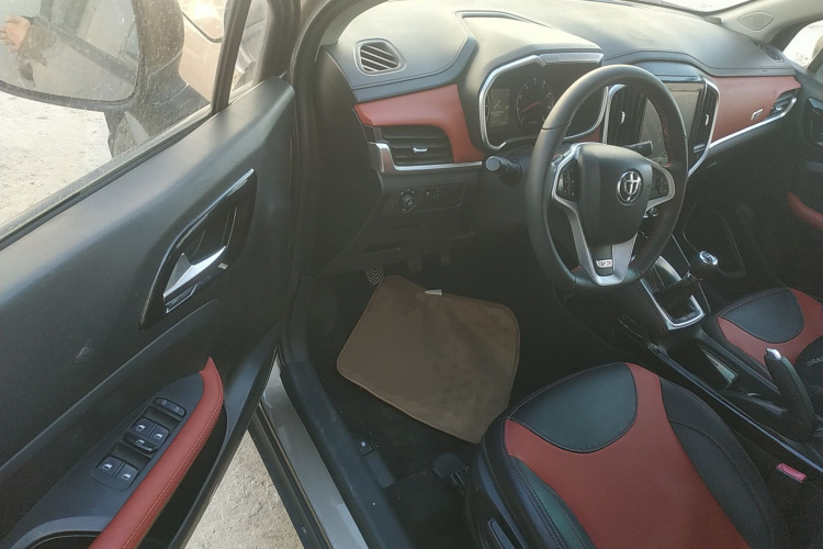 中华V3 2017款 1.5L 手动智能型中控内饰20