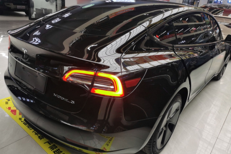 特斯拉 Model 3 2022款 后轮驱动版车身外观7