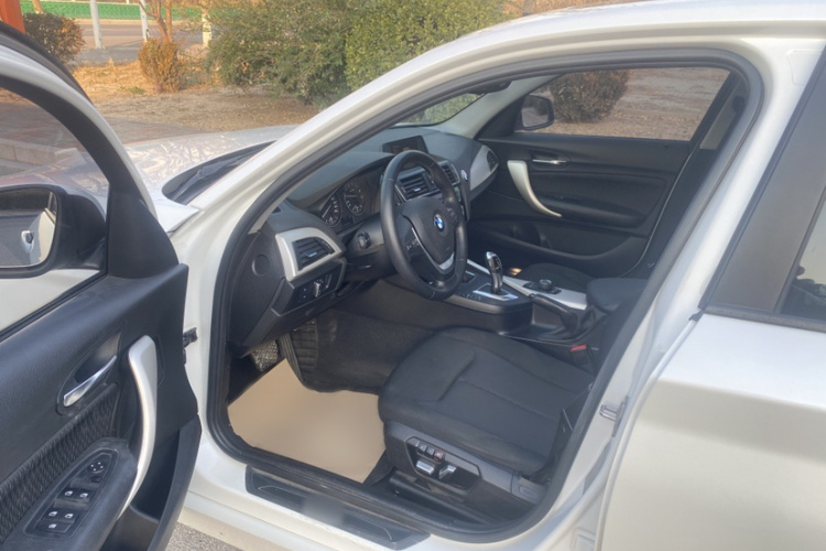 宝马1系(进口) 2015款 120i 领先型中控内饰7004