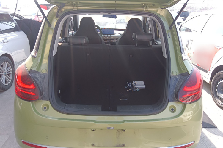 五菱汽车 五菱缤果 2023款 333km 灵犀互联款机舱底盘23