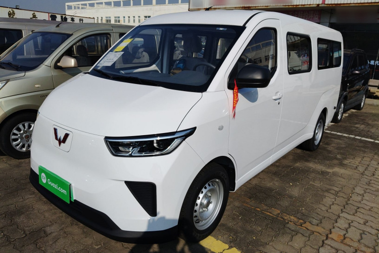 五菱汽车 五菱扬光 2025款 400km 客车版舒适型车身外观1