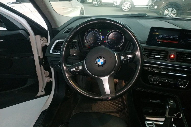 宝马1系 2019款 118i M运动套装中控内饰13