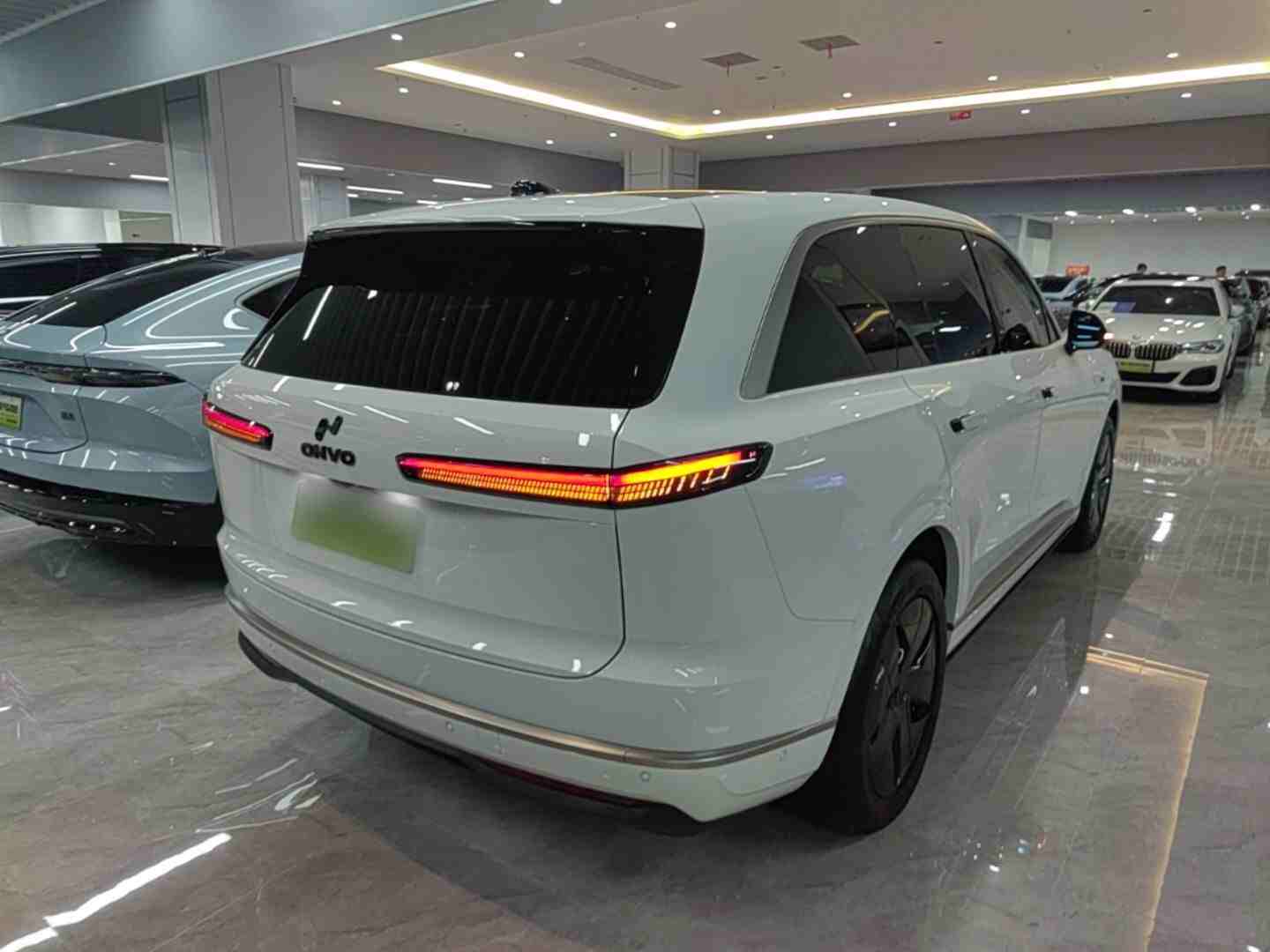 车辆右后45度外观展示