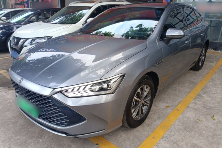 比亚迪 秦PLUS 2024款 荣耀版 DM-i 55KM领先型车身外观1