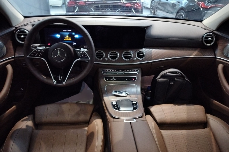 奔驰E级 2022款 改款 E 300 L 豪华型中控内饰12