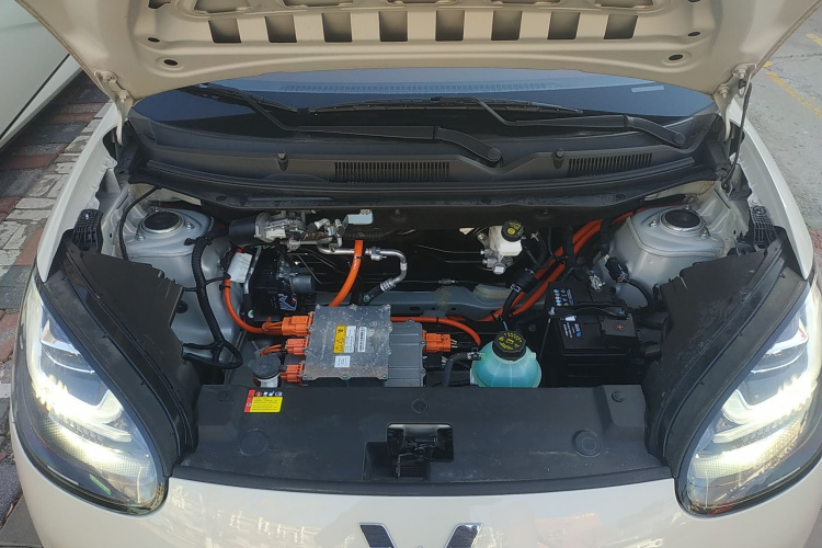 五菱汽车 五菱缤果 2023款 333km 悦享款机舱底盘24