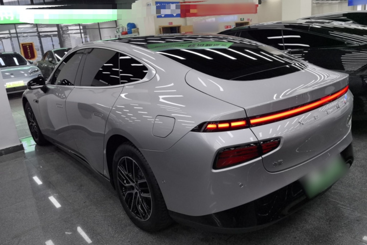 小鹏P7 2023款 P7i 702 Max车身外观4