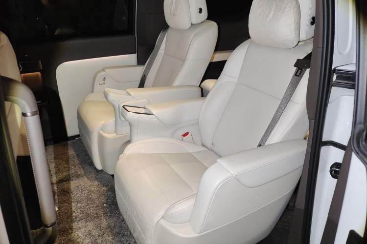 理想汽车 理想MEGA 2024款 Ultra中控内饰21