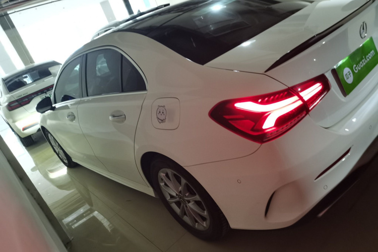 奔驰A级 2022款 改款 A 200 L 运动轿车时尚型车身外观4