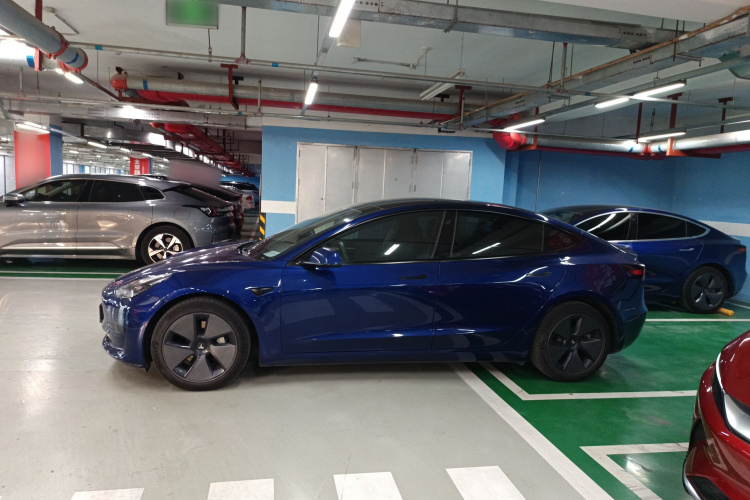 特斯拉 Model 3 2021款 标准续航后驱升级版车身外观4