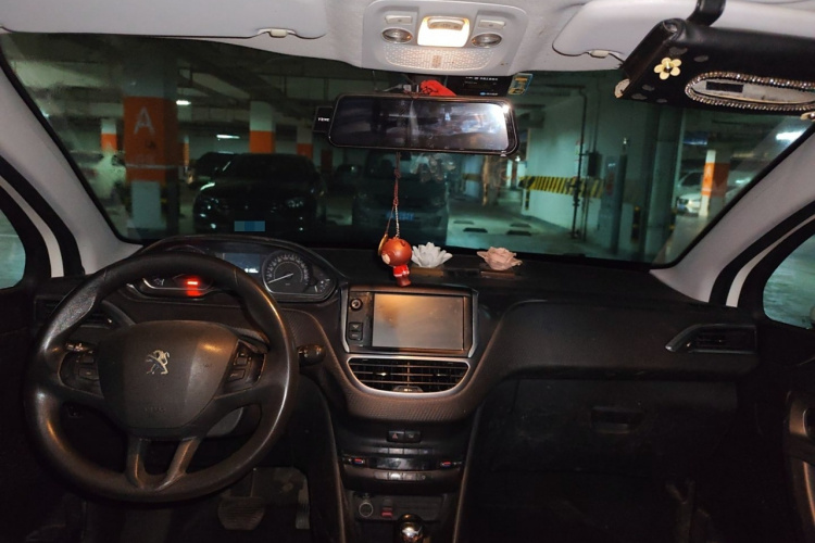 标致2008 2014款 1.6L 自动时尚版中控内饰7002