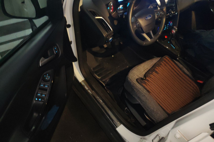 福特 福克斯 2017款 两厢 1.6L 自动风尚型智行版中控内饰20