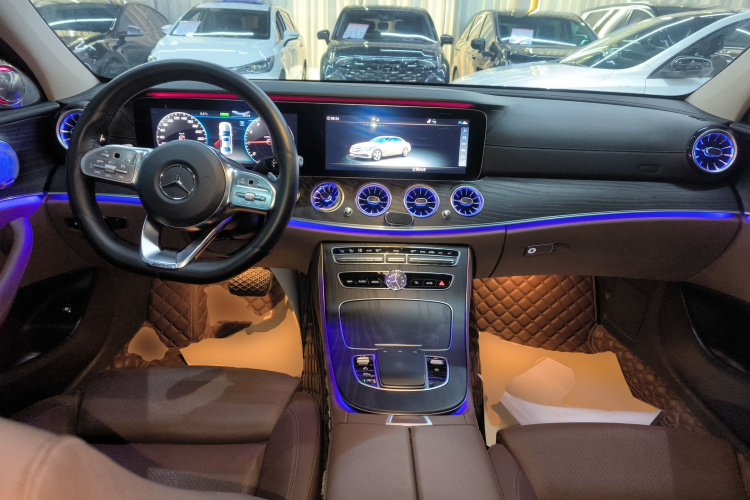 奔驰E级 2019款 E 260 L 运动型中控内饰12