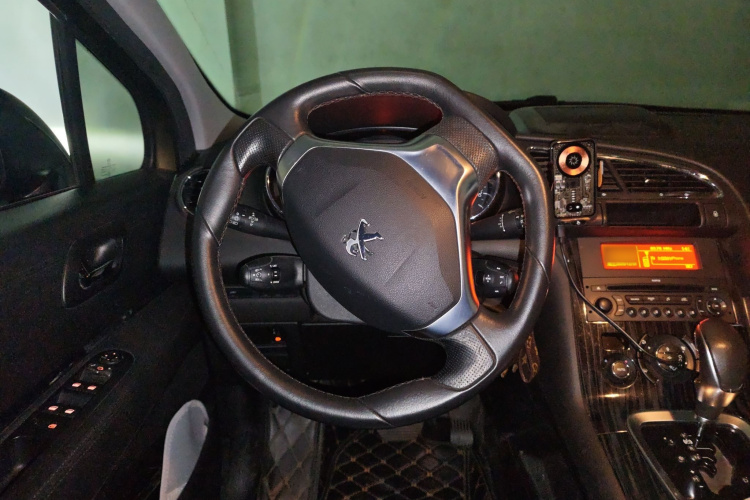 标致3008 2015款 2.0L 自动潮流版中控内饰13