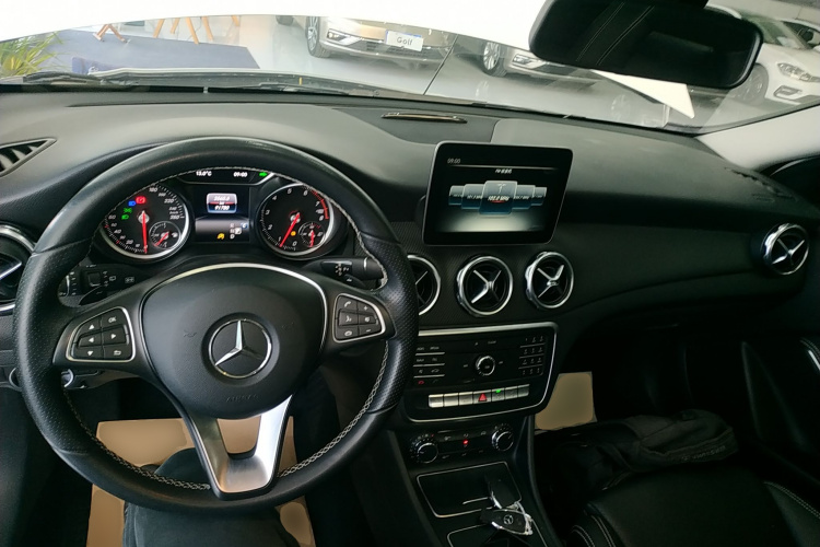 奔驰GLA 2017款 GLA 200 动感型中控内饰7002