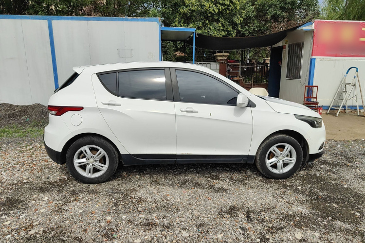 一汽 骏派D60 2015款 1.5L 手动标准型车身外观6002