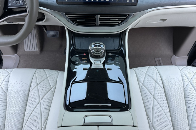 腾势D9 2022款 DM-i 970 四驱尊荣型局部细节18