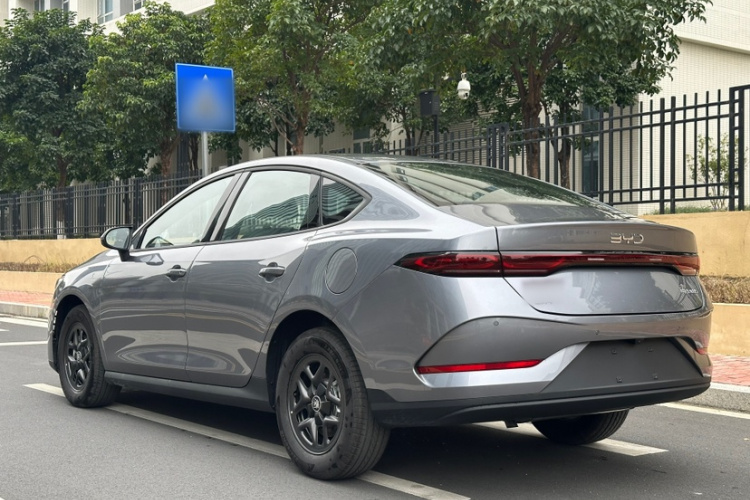 比亚迪 秦PLUS 2025款 DM-i 智驾版 55KM领先型车身外观6008