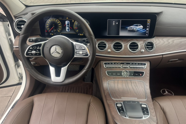 奔驰E级 2019款 E 300 L 时尚型中控内饰7010