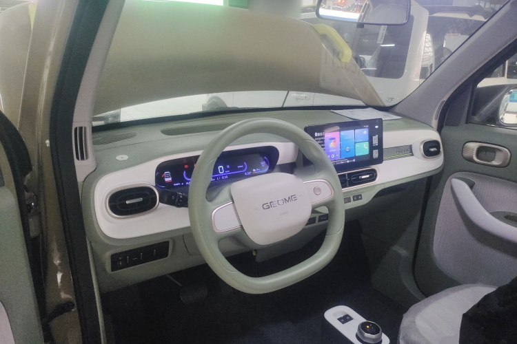 吉利银河 2025款 210km 熊猫骑士中控内饰12