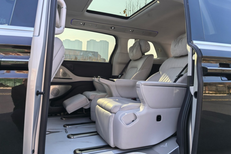 岚图汽车 岚图梦想家 2025款 PHEV 四驱旗舰乾崑版中控内饰7011