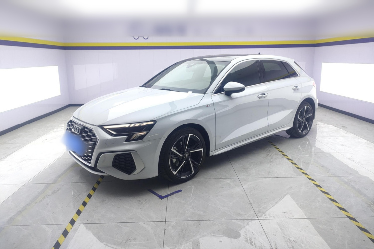 奥迪A3 2024款 Sportback 35 TFSI 时尚运动型车身外观1