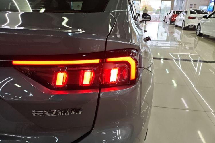 福特 蒙迪欧 2023款 EcoBoost 180 舒雅型车身外观9