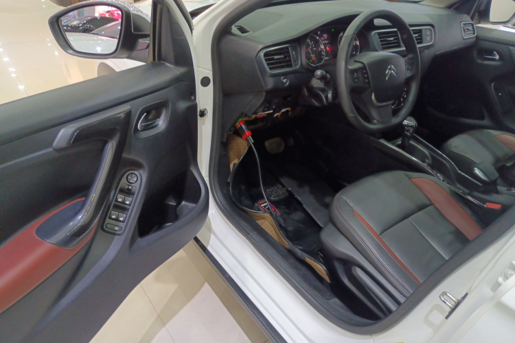 雪铁龙C3-XR 2015款 1.6THP 自动旗舰型中控内饰20