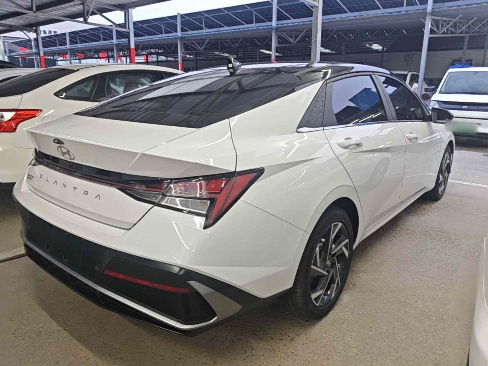 现代 伊兰特 2023款 1.5L CVT LUX尊贵版(4)