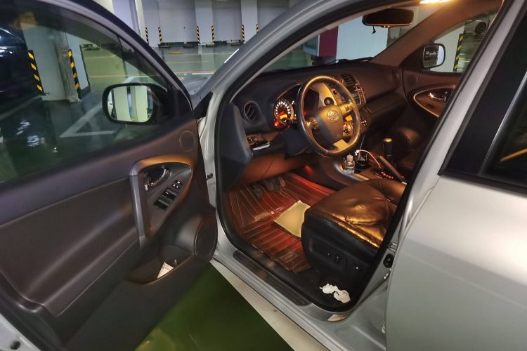 丰田 RAV4荣放 2012款 炫装版 2.4L 手动四驱豪华中控内饰7003