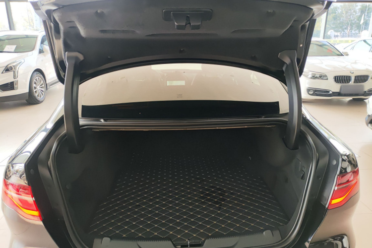 捷豹XEL 2024款 2.0T 250PS R-DYNAMIC S进取运动版局部细节23