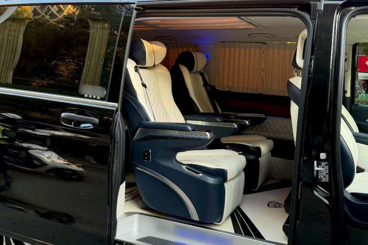 奔驰 威霆 2021款 2.0T 精英版 7座中控内饰7007