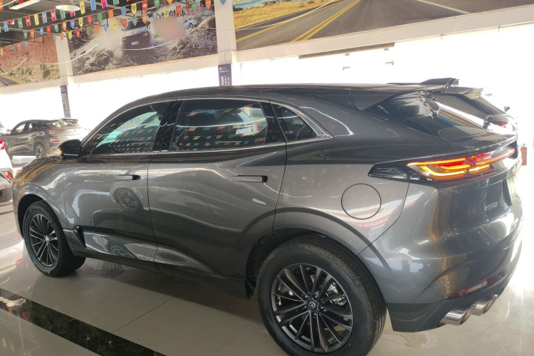 长安UNI-K 2023款 2.0T 两驱悦尚型车身外观4