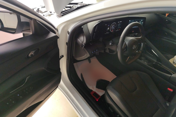 现代 伊兰特 2022款 240TGDi DCT LUX尊贵版中控内饰7003