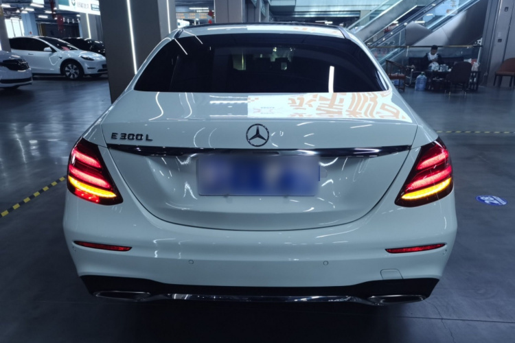奔驰E级 2017款 E 300 L 运动豪华型车身外观6