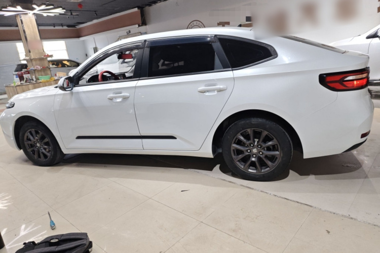 宝骏RC-5 2020款 1.5L 手动智耀精英型车身外观4