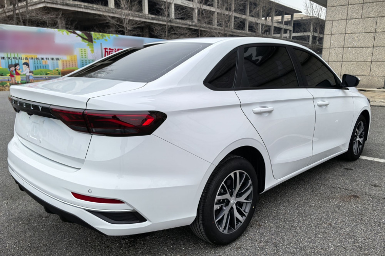 吉利汽车 帝豪 2025款 第4代 1.5L CVT龙腾版车身外观6010