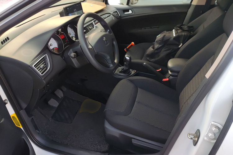 标致308 2014款 乐享版 经典 1.6L 手动优尚型中控内饰19