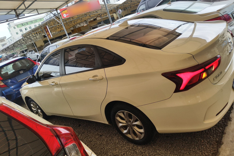 广汽传祺 传祺GA4 2018款 150N 自动豪华版车身外观4