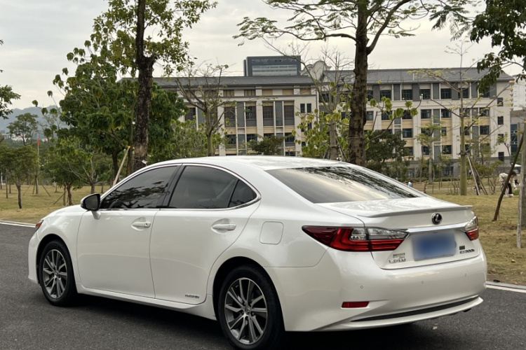 雷克萨斯ES 2017款 300h Mark Levinson舒适版车身外观6005