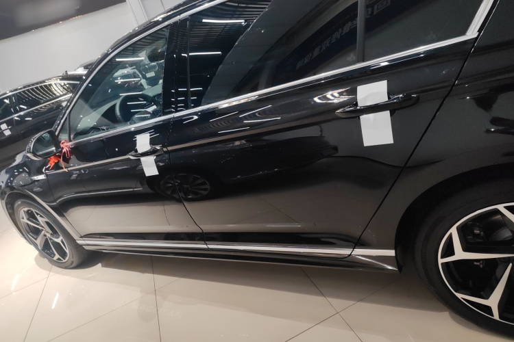 大众 迈腾 2023款 200万辆纪念版 330TSI DSG豪华型车身外观4