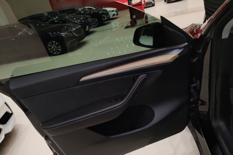 特斯拉 Model Y 2022款 改款 后轮驱动版中控内饰7007