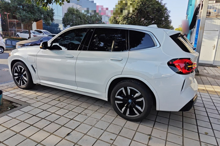 宝马iX3 2024款 领先型车身外观4