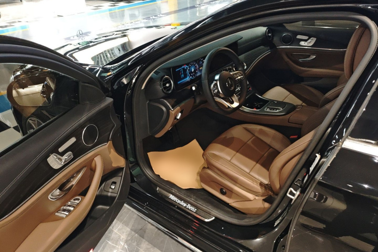 奔驰E级 2020款 改款 E 300 L 运动时尚型中控内饰20