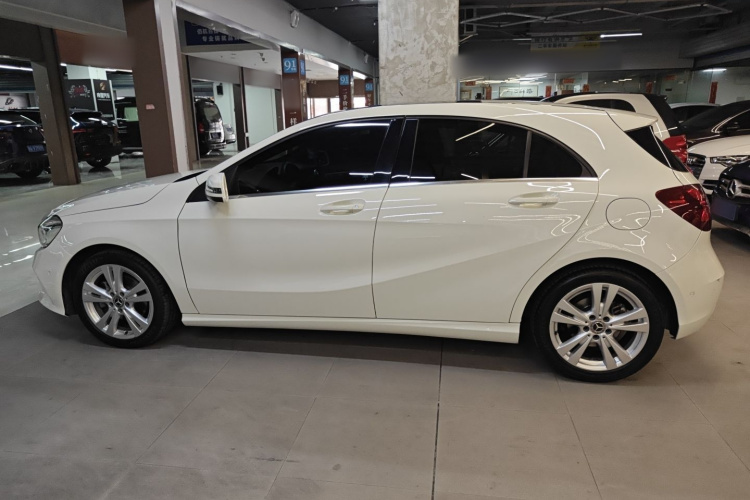 奔驰A级(进口) 2018款 A 200 动感型车身外观4