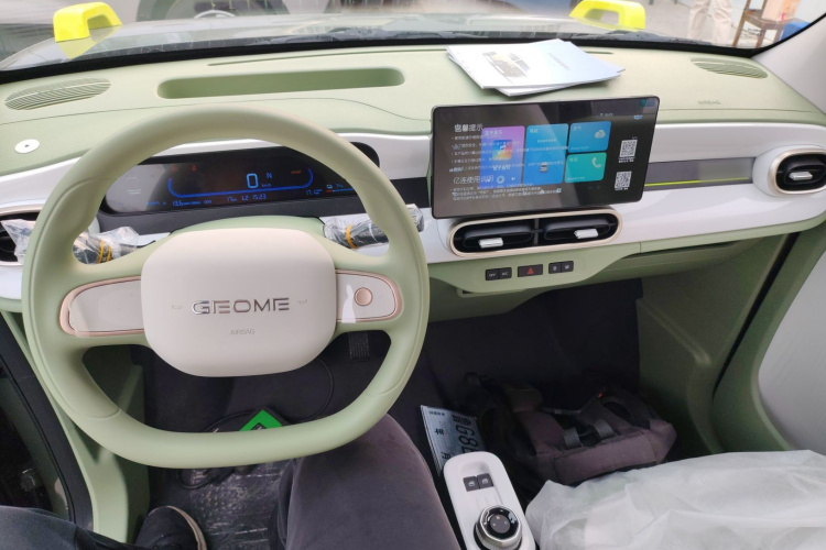 吉利银河 2025款 210km 熊猫骑士中控内饰12