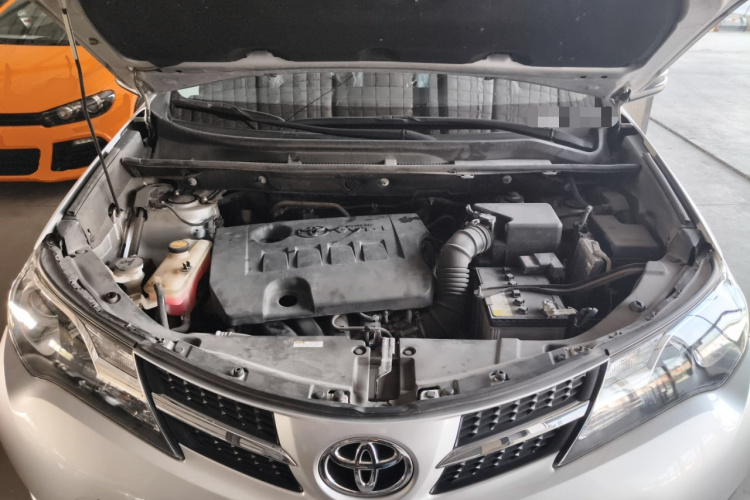 丰田 RAV4荣放 2015款 2.0L CVT四驱新锐版机舱底盘24