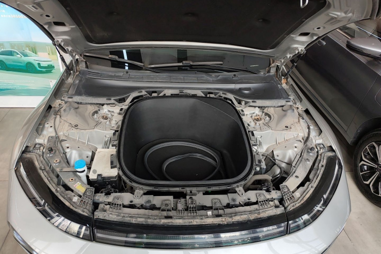 小鹏P7 2022款 670N+机舱底盘24