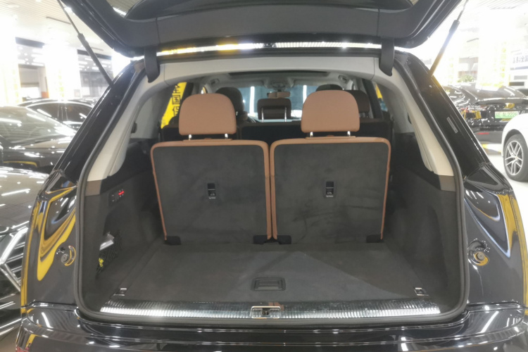 奥迪Q7 2020款 55 TFSI quattro S line运动型机舱底盘23